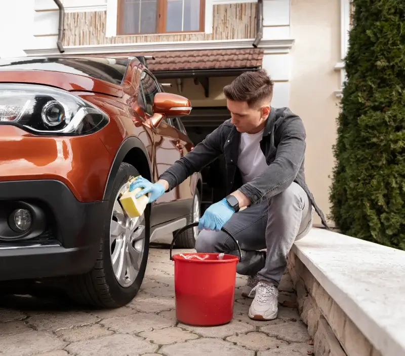 Lavage auto à domicile Valprivas : professionnel intervenant sur un véhicule